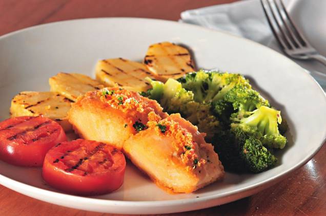 Cardápio especial do contemporâneo Fillipa, com bacalhau guarnecido de tomate, batata e brócolis grelhados mais arroz Cardápio especial do contemporâneo Fillipa, com bacalhau guarnecido de tomate, batata e brócolis grelhados mais arroz