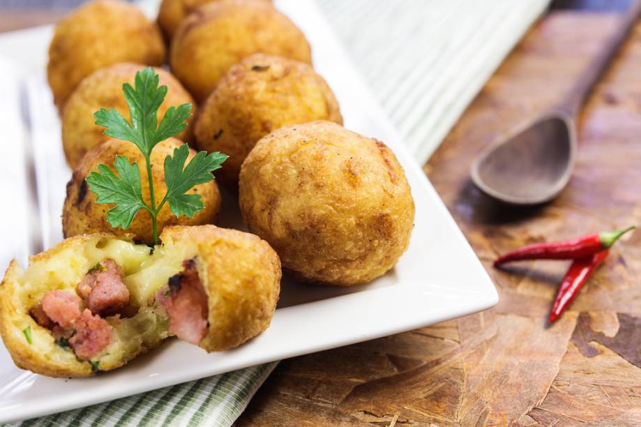 Flamingo Bar serve bolinho de mandioca, mussarela e queijo coalho recheado com calabresa refogada, por R$ 28,00