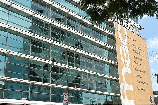 Fnac Pinheiros: em frente a uma praça Fnac Pinheiros: em frente a uma praça