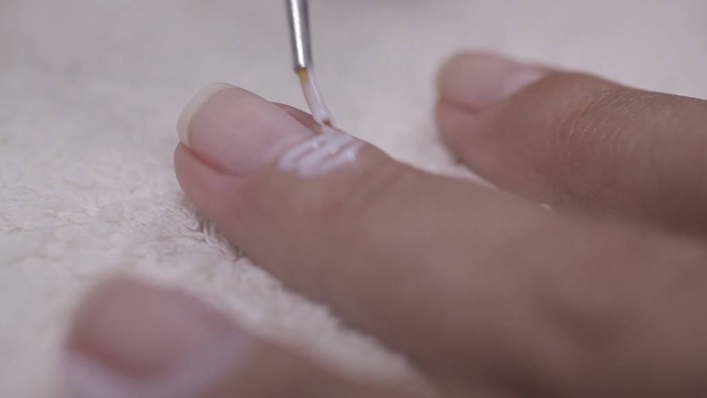 Testamos truque da cola que ajuda na hora de pintar as unhas