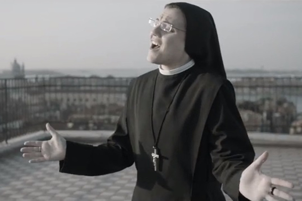 Freira Cristina, vencedora do ‘The Voice’ Itália, faz versão de ‘Like a Virgin’ em seu primeiro single; assista