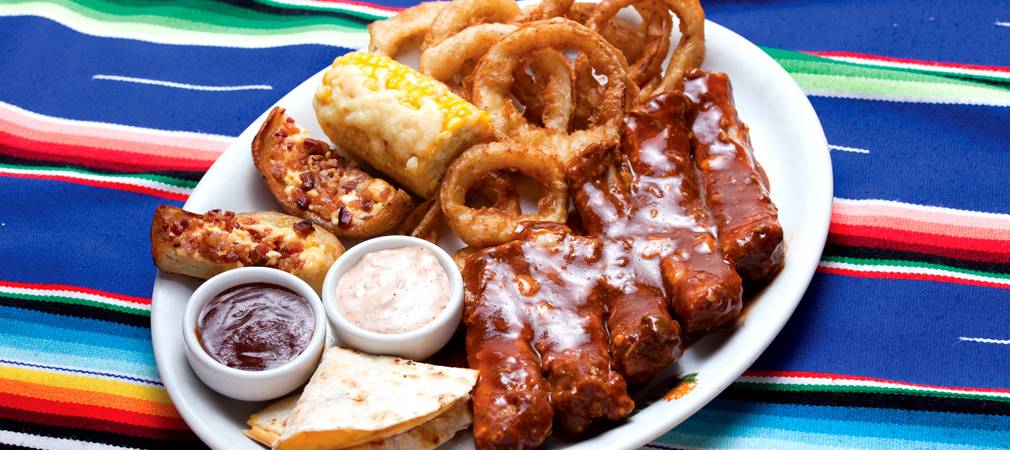 Combination starter: costela de porco ao molho barbecue, onion ring, quesadilha e milho