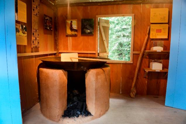 Na casa da farinha, mostra-se como é a produção do alimento Na casa da farinha, mostra-se como é a produção do alimento