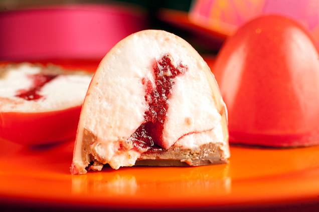 Mademoiselle: bombom de marshmallow envolto numa casquinha fina de chocolate Mademoiselle: bombom de marshmallow envolto numa casquinha fina de chocolate