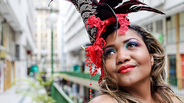 Gaby Amarantos canta hoje, de graça, em Mongaguá