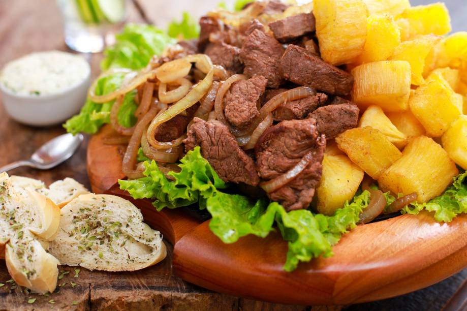 Gela Guela ofecere filet mignon com mandioca frita, acompanhado de molho tártaro, por R$ 43,00