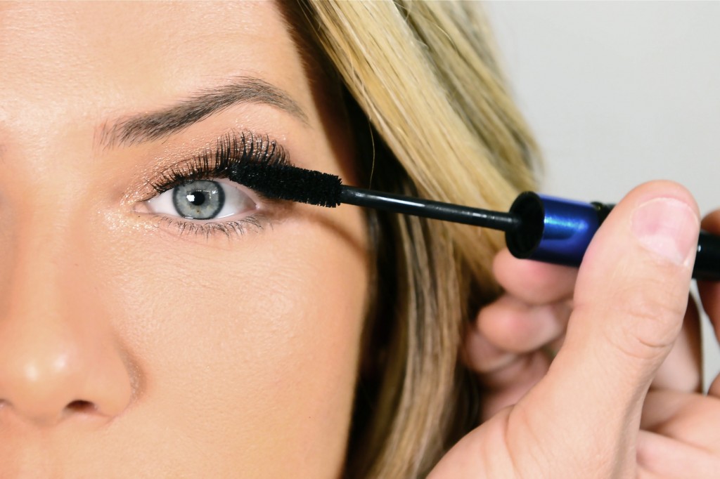 Aplique máscara para cílios preta em toda a extensão dos olhos. Ela vai unir os cílios naturais aos postiços. Aplique também nos cílios inferiores.