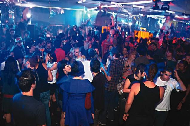 Glória: moderninhos e fashionistas se divertem embalados por eletrônico e black music Glória: moderninhos e fashionistas se divertem embalados por eletrônico e black music