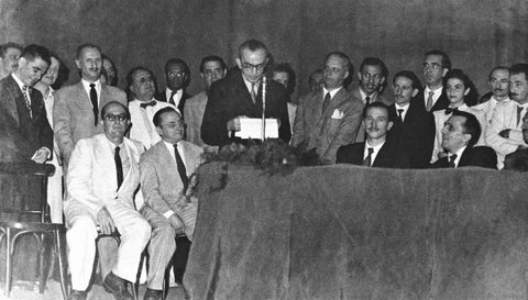 O autor discursa na cerimônia de entrega do carnê de filiação ao Partido Comunista Brasileiro O autor discursa na cerimônia de entrega do carnê de filiação ao Partido Comunista Brasileiro