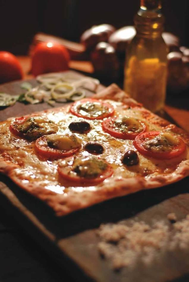 Pizza de mussarela, tomate e gorgonzola: opção do Graminha, na Vila Madalena Pizza de mussarela, tomate e gorgonzola: opção do Graminha, na Vila Madalena