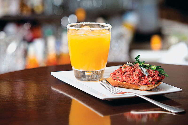 Coquetel de laranja com tartine de carne crua