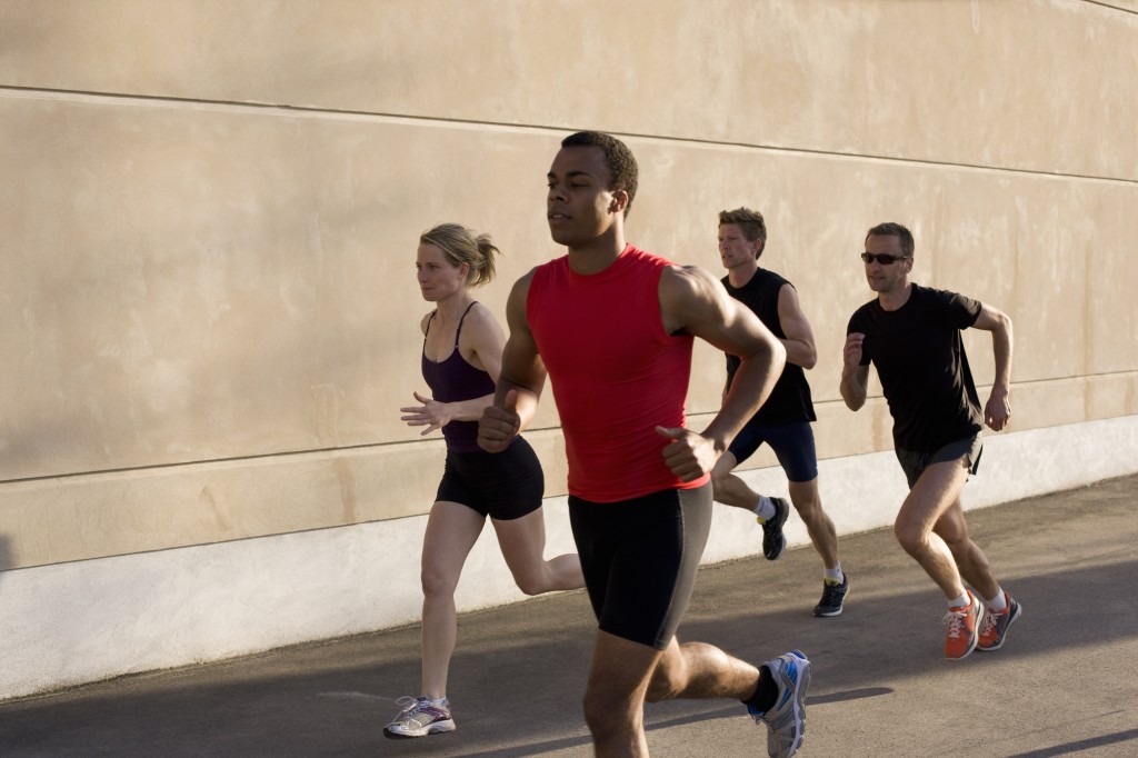 Fazer um grupo de corrida é uma boa forma de começar a praticar esporte. Crédito: Latinstok