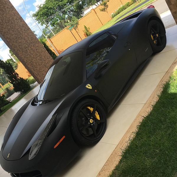 Gusttavo Lima publica foto de novo “brinquedo”, é criticado e discute com seguidora