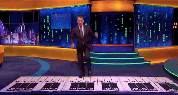 Tom Hanks e Sandra Bullock recriam cena do piano de ‘Quero Ser Grande’ em programa de entrevista