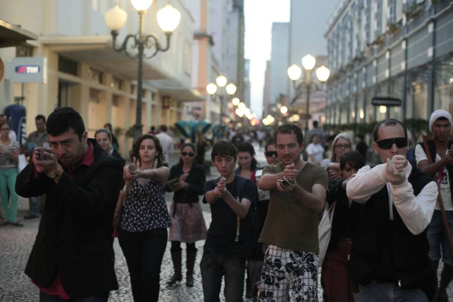 Peça "Hasard" é uma intervenção urbana nas ruas do Centro de São Paulo que conta com a interação do público