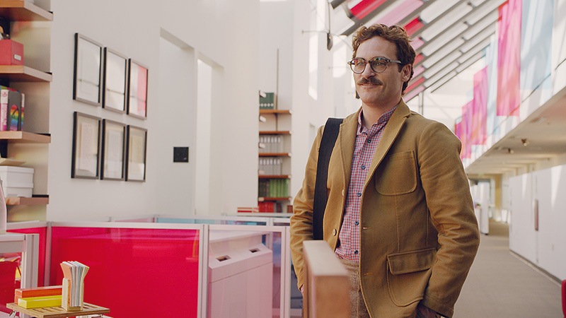 Ela: Joaquin Phoenix na pele de Theodore, feliz com a voz da namorada Ela: Joaquin Phoenix na pele de Theodore, feliz com a voz da namorada