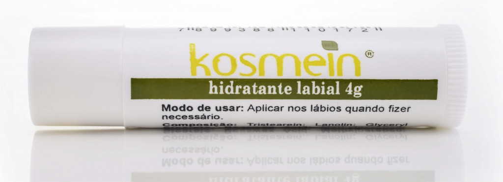 Hidratante Labial, da Kosmein. Elaborado com ceras naturais, tem alto poder de hidratação. Contém na fórmula cera de abelha, de ação emoliente, suavizante, lubrificante e hidratante e manteiga de cacau, de ação hidratante. Preço sugerido: R$ 16. SAC: (61) 3380-3131