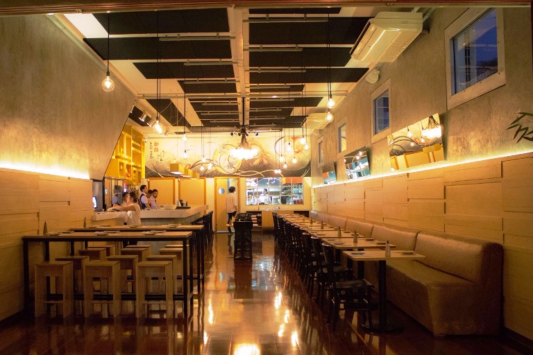 Salão moderninho: entre bar e restaurante expresso