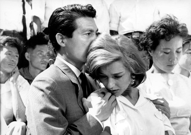 Hiroshima Meu Amor: primeiro filme do cineasta Alain Resnais, um dos precursores da nouvelle vague