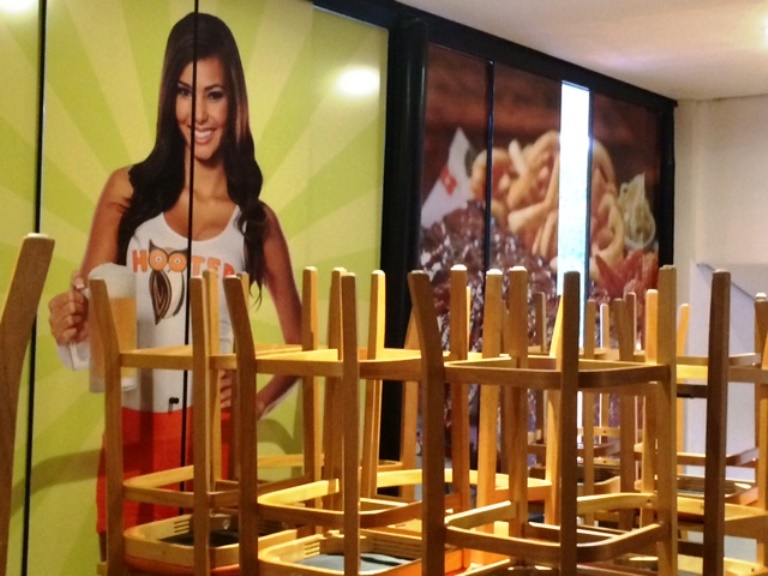 Em tese, as garçonetes deve ser atrações do Hooters