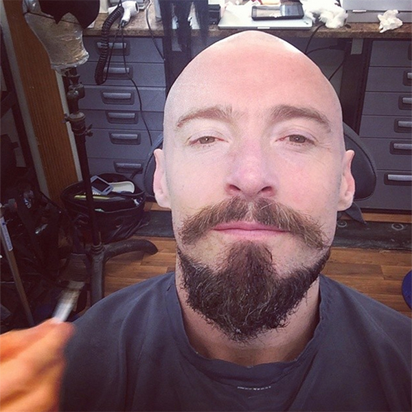 Hugh Jackman aparece careca e de barba para interpretar personagem em ‘Peter Pan’
