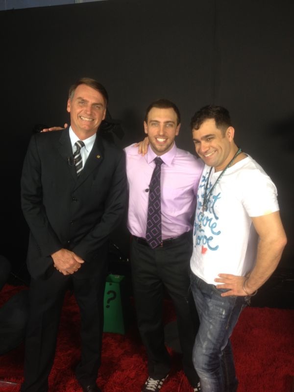 Evandro Santo, do Pânico: “Sentei no colo e fiz massagem no deputado Jair Bolsonaro”