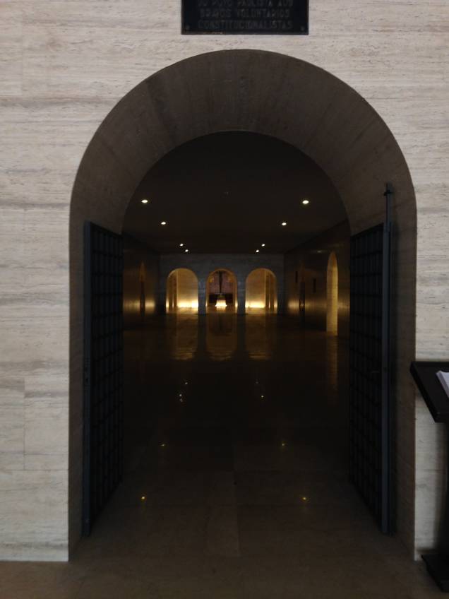 Um corredor escuro de luz baixa e tom sombrio Um corredor escuro de luz baixa e tom sombrio