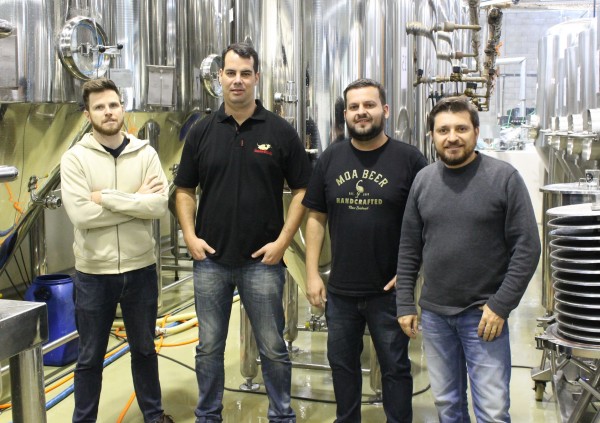 Adolfo Bandeira e Pedro Braga, sócios-proprietários do Bier Markt, entre Alejandro Winocur e Alessandro Oliveira, sócios-proprietários da Way Beer, na fábrica da cervejaria paranaense (Foto: Divulgação)