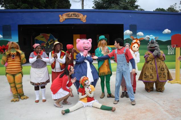 Durante o passeio, há a interação e brincadeiras com todos os personagens da obra Durante o passeio, há a interação e brincadeiras com todos os personagens da obra