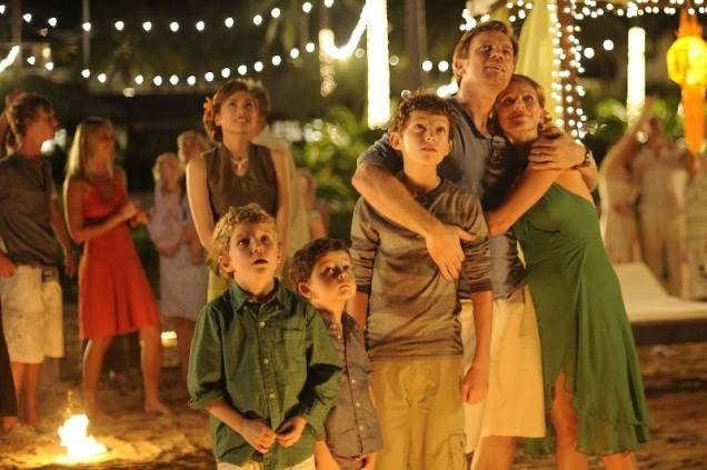 O Impossível: Maria (Naomi Watts), Henry (Ewan McGregor) e seus três filhos em férias de inverno na Tailândia O Impossível: Maria (Naomi Watts), Henry (Ewan McGregor) e seus três filhos em férias de inverno na Tailândia