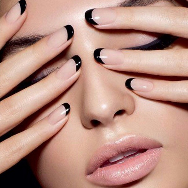 Unhas: aposte em uma inglesinha clássica essa semana; não há combinação mais poderosa do que a do preto com bege