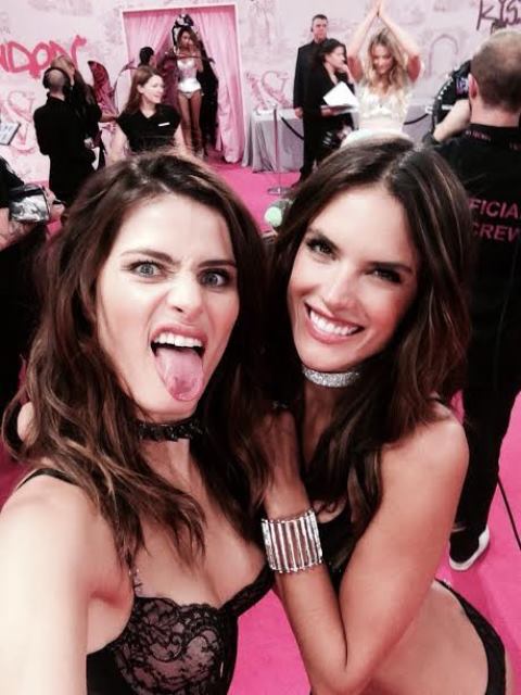 Isabelli Fontana e Alessandra Ambrósio nos bastidores do desfile da Victoria’s Secret