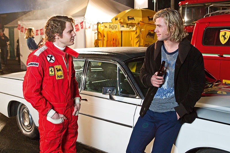 Rush - No Limite da Emoção: Niki Lauda (Daniel Brühl) e James Hunt (Cris Hemsworth), o metódico e o carismático da Fórmula 1 Rush - No Limite da Emoção: Niki Lauda (Daniel Brühl) e James Hunt (Cris Hemsworth), o metódico e o carismático da Fórmula 1