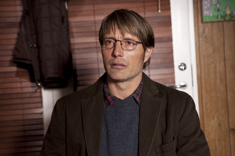 Mads Mikkelsen em A Caça: ator vive um professor acusado de pedofilia Mads Mikkelsen em A Caça: ator vive um professor acusado de pedofilia