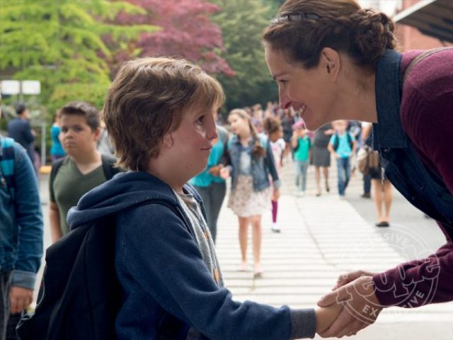 Jacob Tremblay com Julia Roberts em cena de 'Extraordinário'