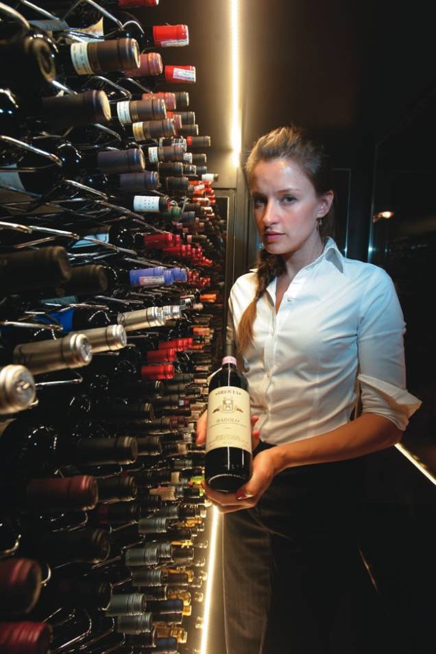 A gerente Janaina Graeff na adega: capacidade para 400 garrafas A gerente Janaina Graeff na adega: capacidade para 400 garrafas