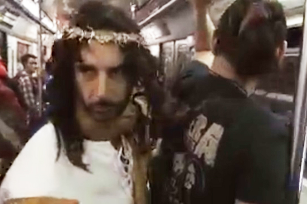 “Jesus” faz pequenos milagres em metrô e libera assento preferencial para passageiros em vídeo divertido
