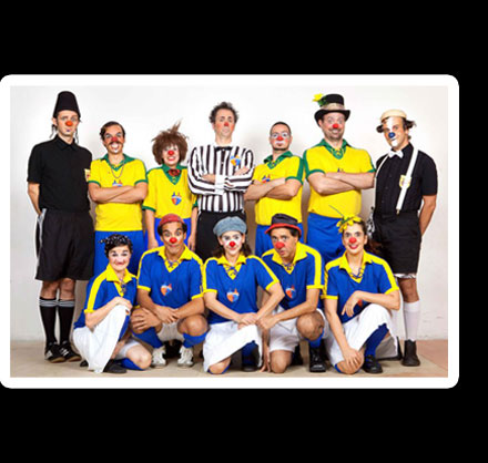 Cena do espetáculo Jogando no Quintal: jogos de improvisação e estética circense