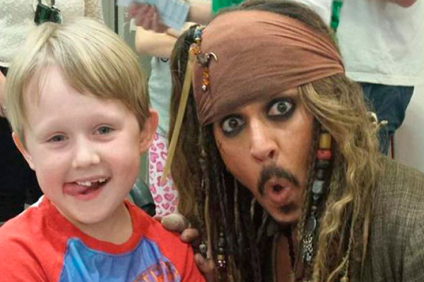Johnny Depp faz surpresa em hospital infantil vestido de Jack Sparrow