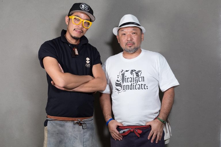 Na cozinha do Jojo Ramen: o mestre Koitani com o assistente Shima