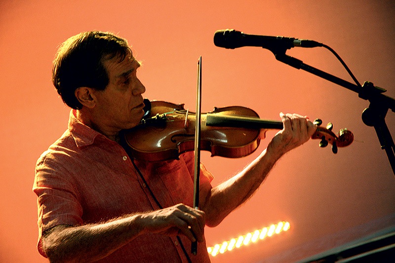 	O documentário Jorge Mautner - O Filho do Holocausto: papo e música com o cantor, compositor e violinista carioca