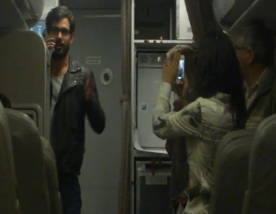 Juliano Cazarré: avião não pousa e ele faz as vezes de comissário no Peru