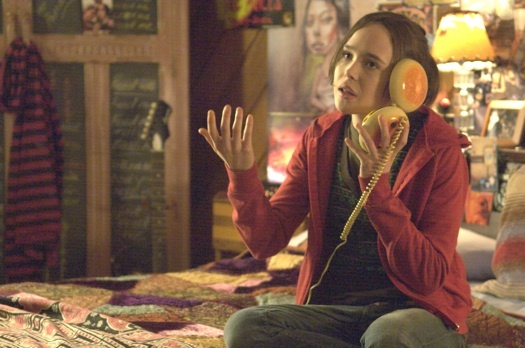 juno_ellenpage Uma jovem conversa no telefone