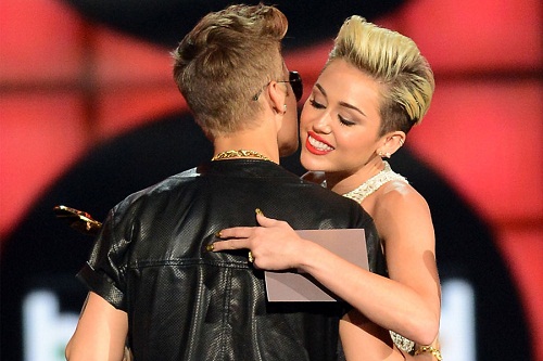 Miley Cyrus dá conselho a Justin Bieber: “Pague pessoas para você não ter problemas”