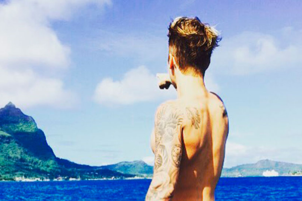 Justin Bieber publica foto pelado e bumbum do cantor vira piada na internet
