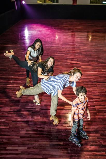 Pista de 800 metros quadrados: voltada para os patins de estilo retrô, com quatro rodinhas Pista de 800 metros quadrados: voltada para os patins de estilo retrô, com quatro rodinhas