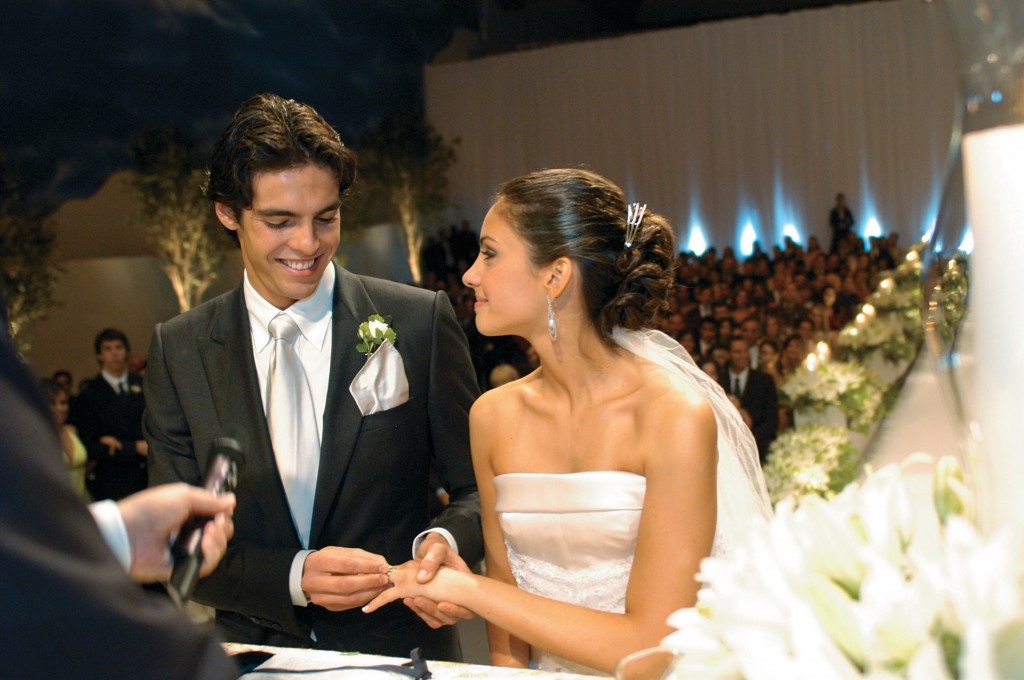 Kaká colocando a aliança em Caroline, no casamento na Igreja Renascer em Cristo