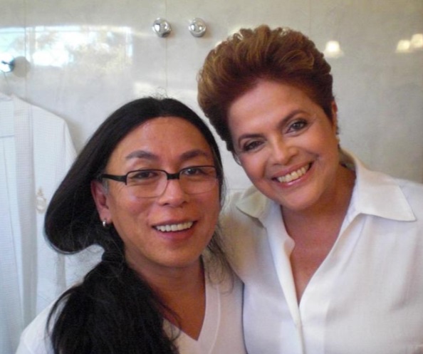 Kamura e Dilma: o penteado final não foi feito pelo cabeleireiro oficial durante os seis anos de governo (Foto: Divulgação)