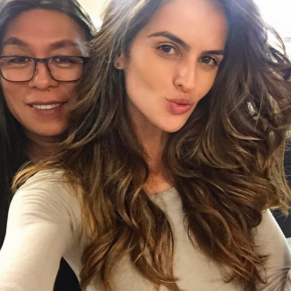 O profissional com a modelo Izabel Goulart (Foto: Reprodução/Instagram)