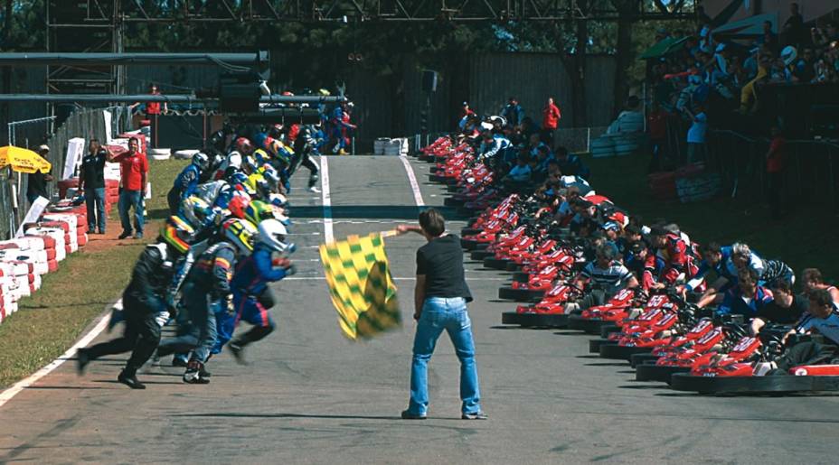 Granja Viana: os pilotos correm até seu kart antes da largada